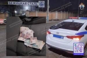 В Брянске автоледи пыталась дать сотрудникам ДПС взятку в размере 51 тысячи рублей