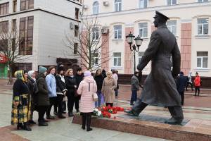 В Брянске возложили цветы к памятнику Юрию Гагарину