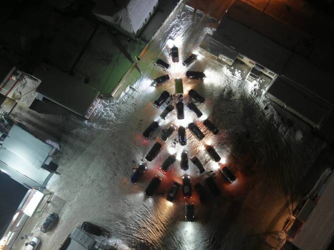 В Сельцо водители зажгли ёлку и снежинку из автомобилей
