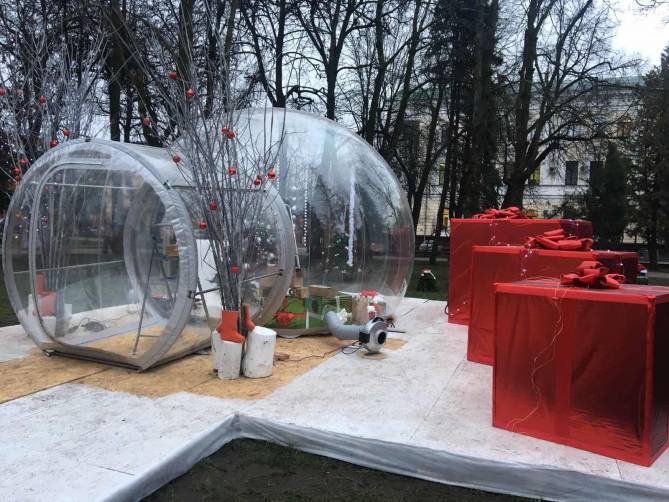 В Брянске в сквере Карла Маркса появился новогодний шар