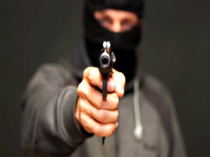 Брянский уголовник в маске ограбил магазины на Смоленщине и в Подмосковье