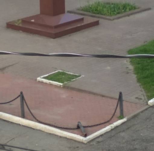 В Брянске повредили ограждение перед памятником Емлютину