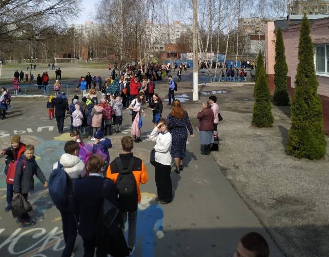 В Брянске начали массово эвакуировать школы и детские сады