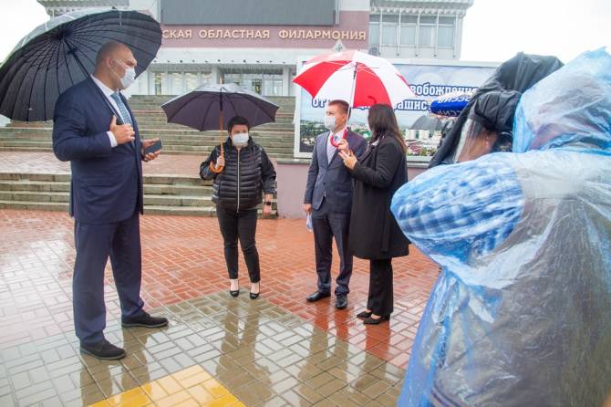 Брянские депутаты обсудили под дождём бесплатную уху