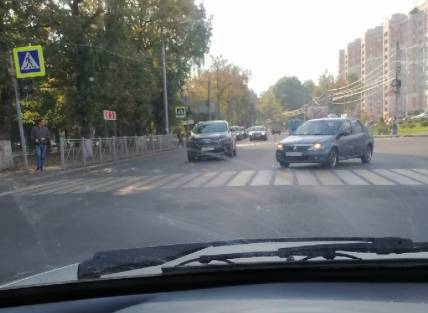 В Брянске у БГУ не поделили дорогу две легковушки