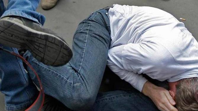 Подгулявшего в развлекательном комплексе брянца избили и ограбили незнакомцы