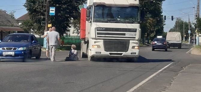 В Брянске на улице произошло ДТП с фурой