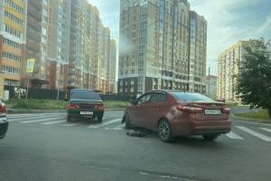 В Брянске на пешеходном переходе столкнулись две легковушки