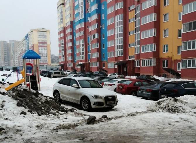 В Брянске пристыдили автохама за парковку на детской площадке
