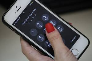 В Брасовском районе женщине грозит штраф за попытку передать сыну мобильник