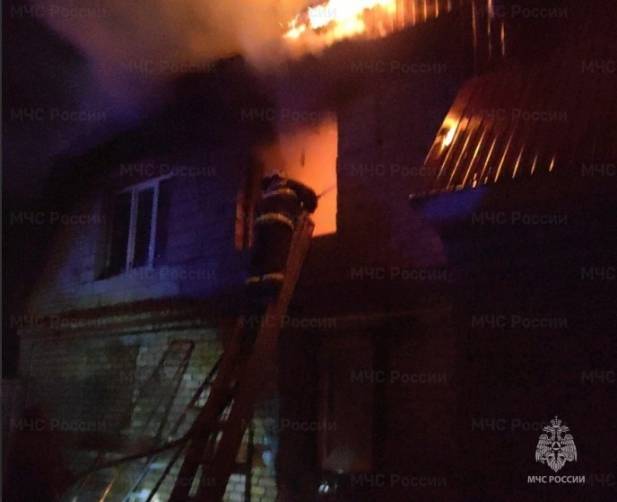 Из горящего дома в брянском селе Казаричи спасли одного человека