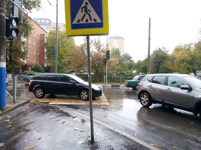 В Брянске установили кривой знак пешеходного перехода