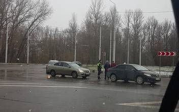 В Брянске у памятника Болгарским патриотам столкнулись легковушки