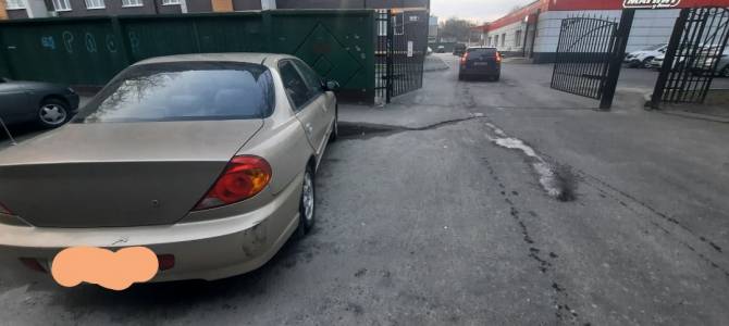 В Брянске автомобилист протаранил припаркованную легковушку и скрылся