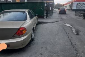 В Брянске автомобилист протаранил припаркованную легковушку и скрылся