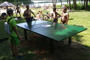 В Белых Берегах добровольцы установили бесплатные теннисные столы 