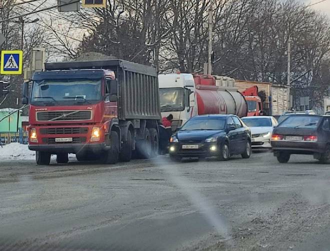 В Брянске на Никитинской столкнулись бензовоз и грузовик