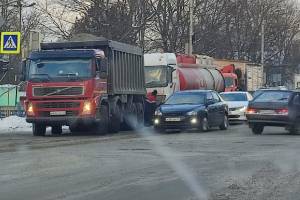 В Брянске на Никитинской столкнулись бензовоз и грузовик