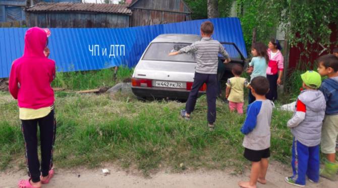 В Брянске цыганская машина протаранила забор 