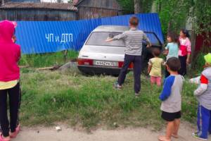 В Брянске цыганская машина протаранила забор 