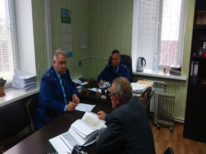 Жители Навли пожаловались прокурору Доржиеву на беззаконие