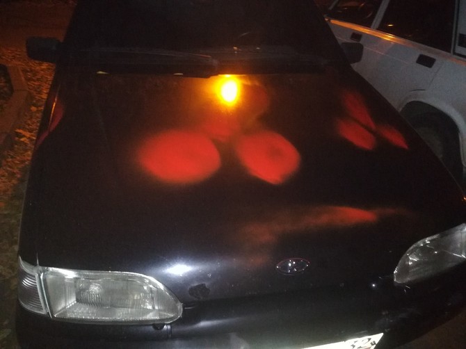 В Брянске ночью хулиганы изрисовали машину