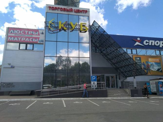 В Брянске без масок поймали двух продавцов в ТЦ «Куб»