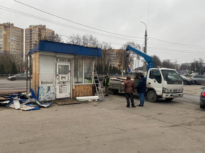 В Брянске демонтировали два нелегальных киоска