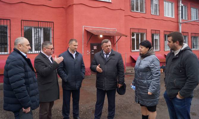Качество ремонта брянского наркодиспансера оценил замгубернатора