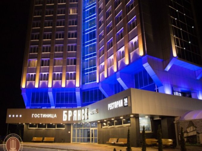 Ночью на парковке гостиницы «Брянск» пьяный водитель сломал ногу женщине