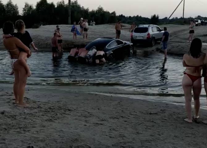 В Брянске возле озера Орлик утонула легковушка