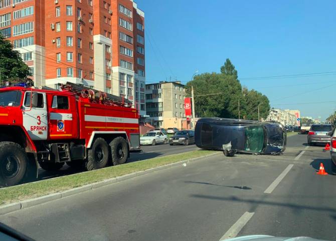 В Брянске на проспекте Московском перевернулся автомобиль