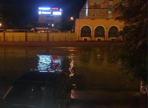 В Брянске после дождя ушла под воду дорога у Бежицкого рынка