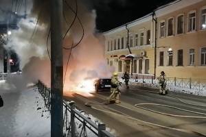 В Брянске на улице Фокина загорелась легковушка «Рено»