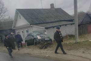 В Новозыбкове внедорожник врезался в жилой дом