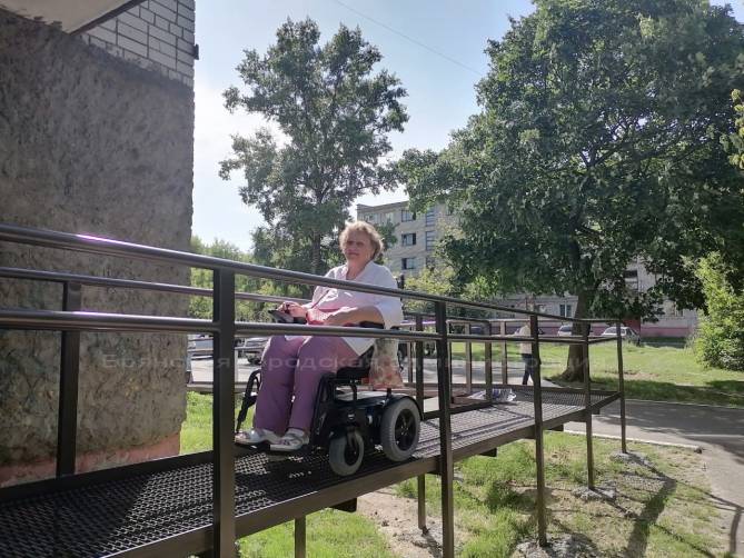 В Брянске обустроили пандус для живущих в многоэтажке инвалидов