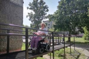 В Брянске обустроили пандус для живущих в многоэтажке инвалидов