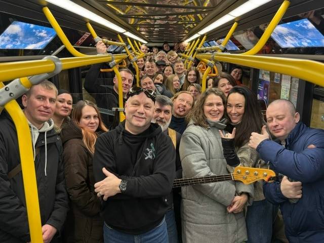 Группа «Лис и Лапландия» дала концерт в брянском троллейбусе