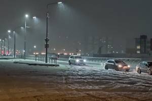 В Брянске новая дорога по улице Горбатова оказалась завалена снегом