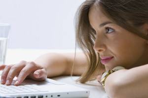 В Новозыбкове девушка разместила в сети порноролик со своей несовершеннолетней подругой