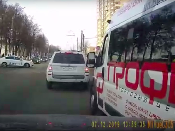 В центре Брянска водитель маршрутки повредил легковушку