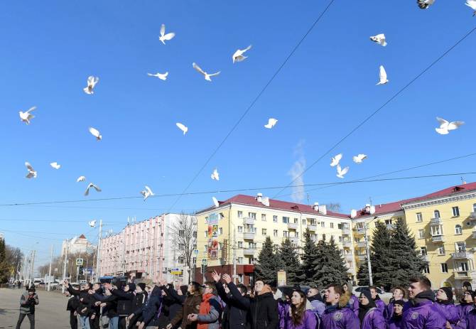 В Брянске выпустили 149 голубей в память о погибших детях Донбасса