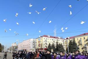 В Брянске выпустили 149 голубей в память о погибших детях Донбасса
