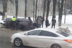 В Брянске из-за протаранившей столб машины выросла пробка 