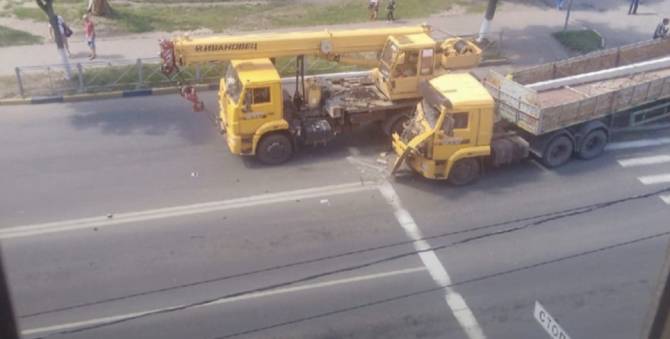 В Брянске на улице Рылеева столкнулись два грузовика