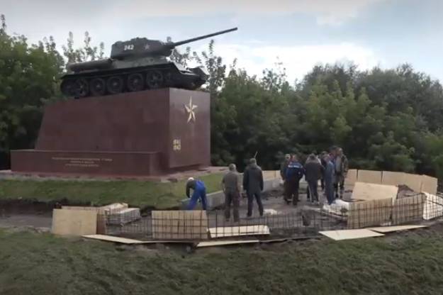 В Брянске памятник танкистам подсветят прожекторы