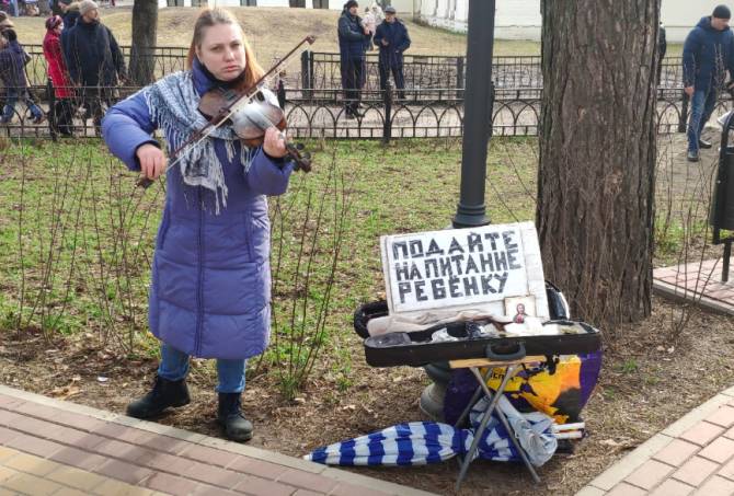 В Брянске на Масленице скрипачка попросила денег на питание ребёнку