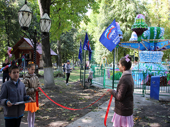 В Почепе открыли благоустроенный городской парк