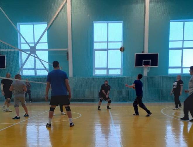 Брасовские учителя в новогодние каникулы сразились в волейбол