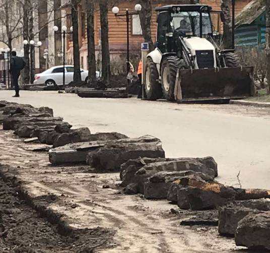 В Брянске на улице Октябрьской демонтировали старые бортовые камни